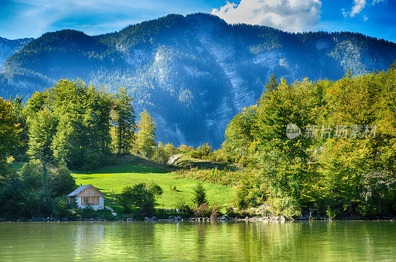 夏季奥地利萨尔斯卡莫古特哈尔斯塔特湖的风景