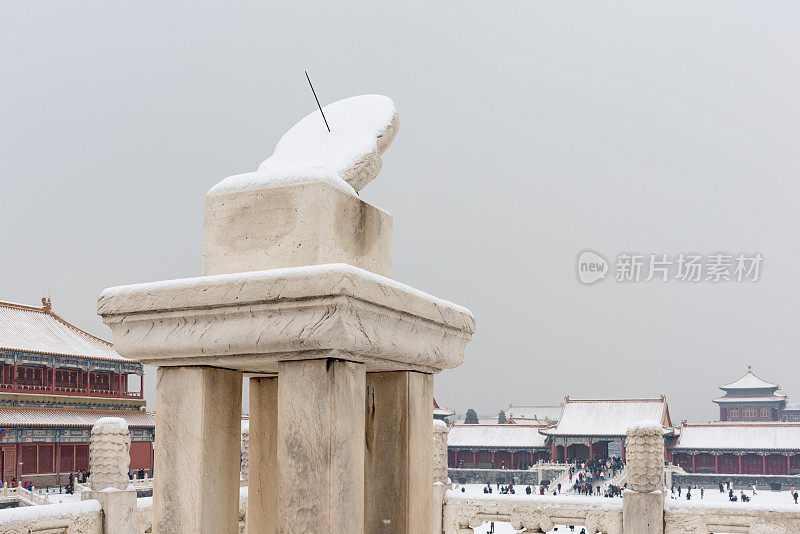 北京故宫日晷在下雪