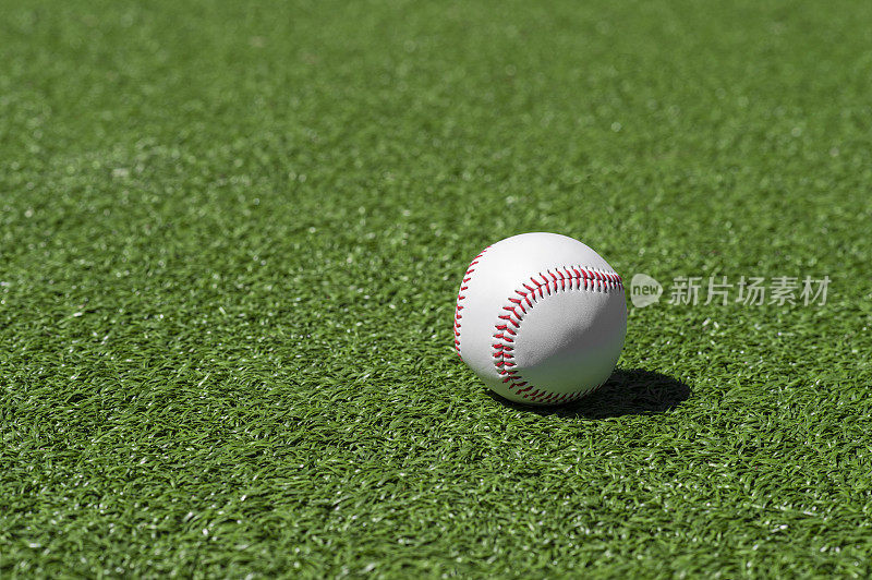 草地上的棒球。体育主题背景。水平运动主题海报，贺卡，标题，网站和应用程序