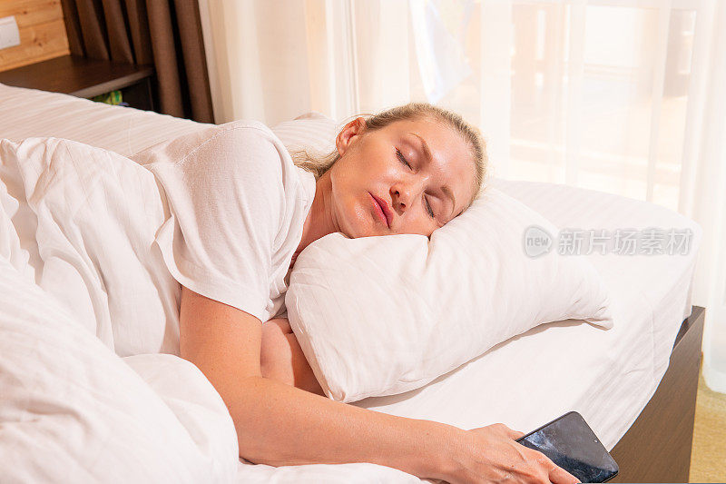 女人电话美女睡金发移动床毛毯眼睛早上，为白放松在人们和家休息，舒适健康。放松，惬意，放松，撒谎