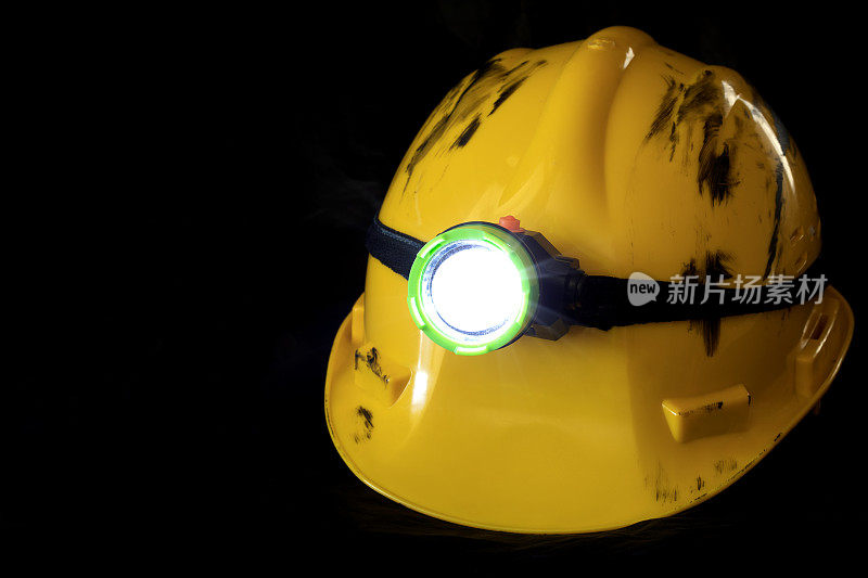 煤矿工人戴着手套戴着安全帽