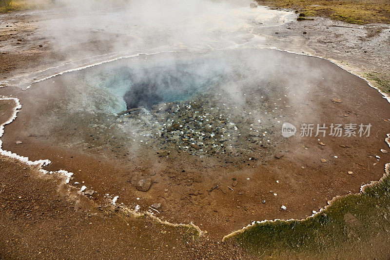 冰岛Haukadalur山谷地热区的间歇泉温泉