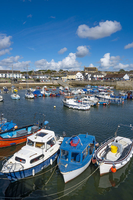 波尔斯利文渔村和港口，康沃尔，英格兰西南部。
