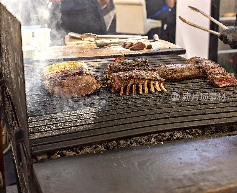 街头美食节上烧烤的各种肉类