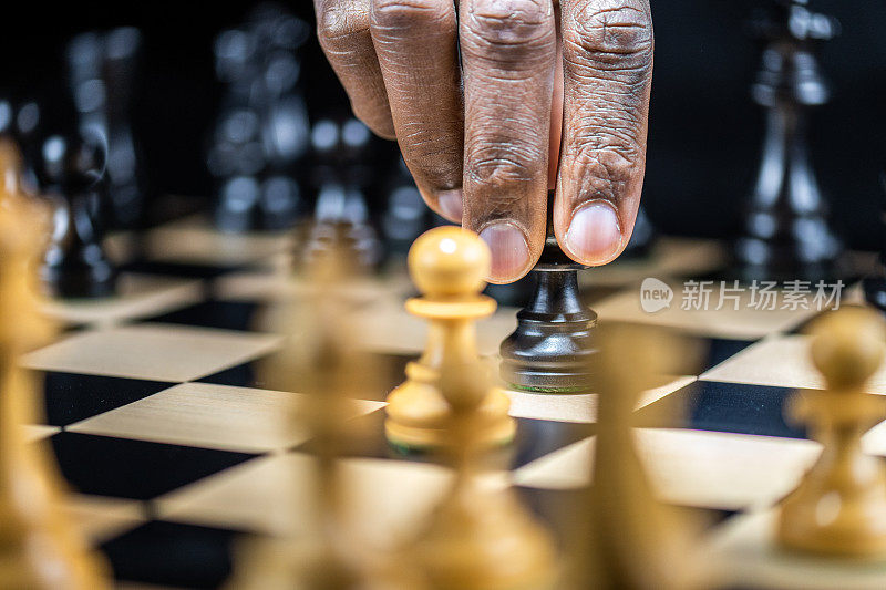 男性手与棋子移动