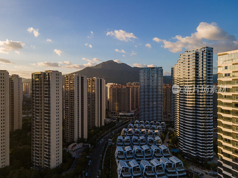 密集的城市高层住宅区下的余晖