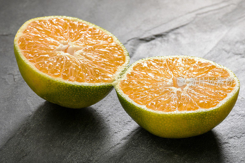 橘子对半切开，橘子切片