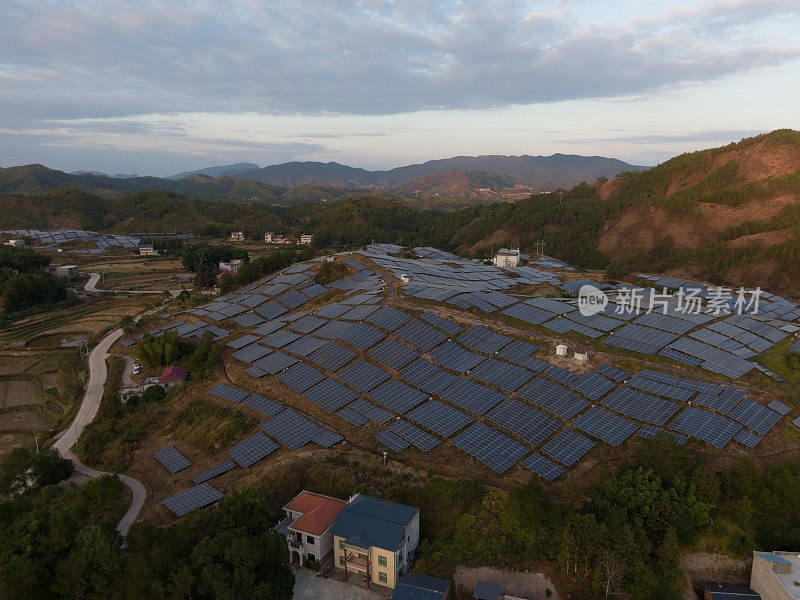 山上太阳能发电设施的鸟瞰图