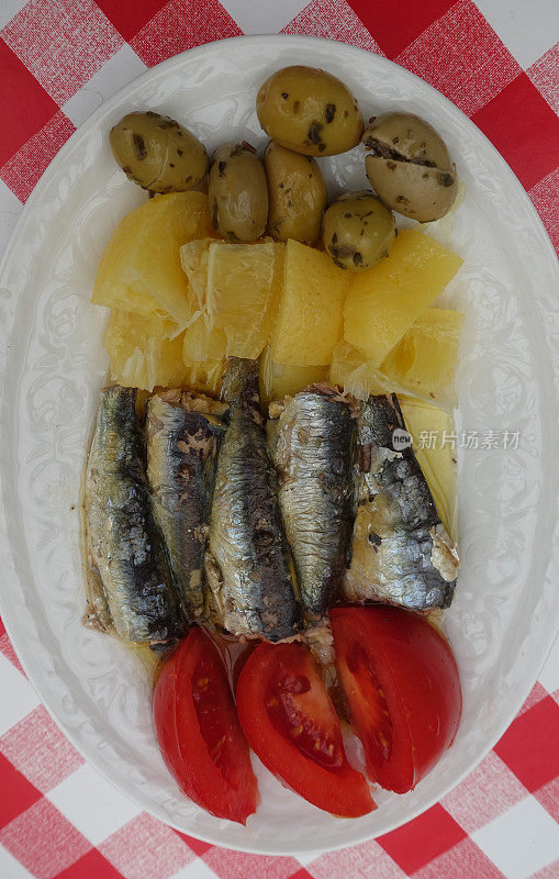 沙丁鱼罐头柠檬油封番茄和青橄榄开胃