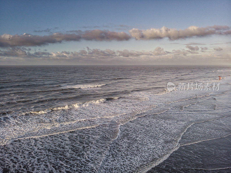 航拍的海浪沿海岸登陆的画面