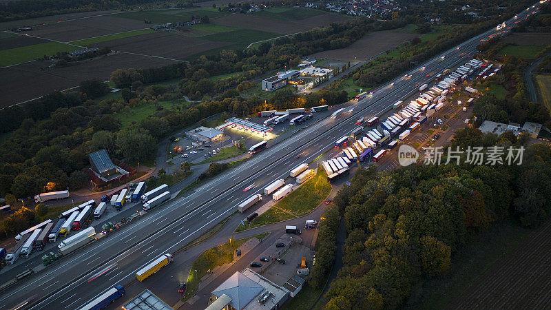 黄昏时的高速公路和休息区-鸟瞰图