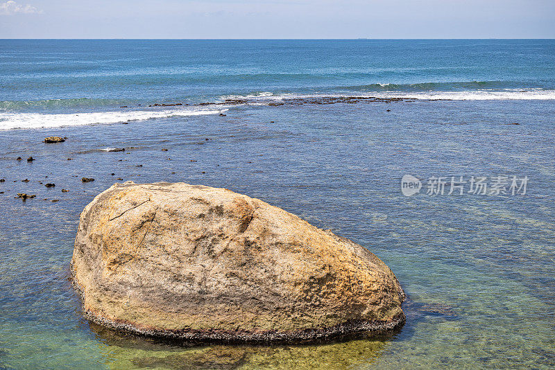 俯瞰岩石海岸线