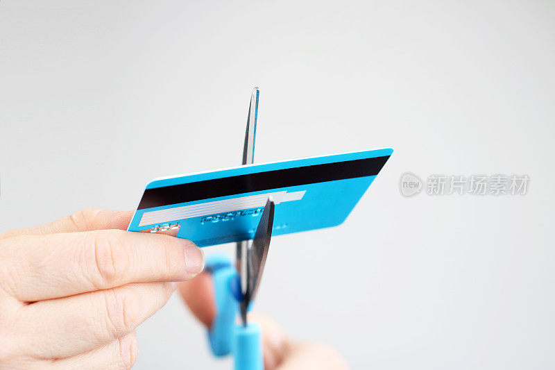 剪刀剪信用卡