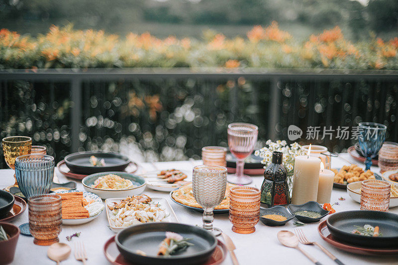 亚洲融合美食户外餐厅餐桌布置