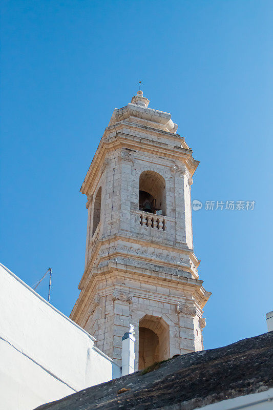意大利洛克洛通多圣乔治·马特尔教堂的钟楼。