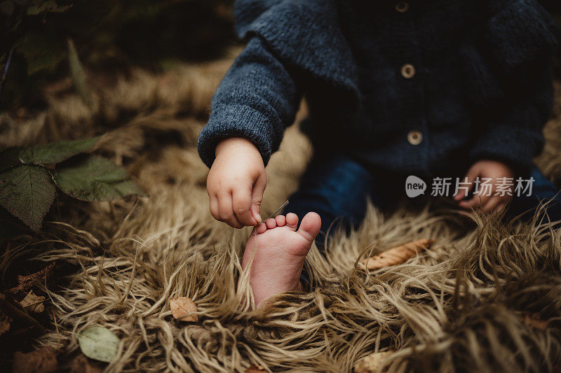 婴儿的脚趾头在毛茸茸的毯子上