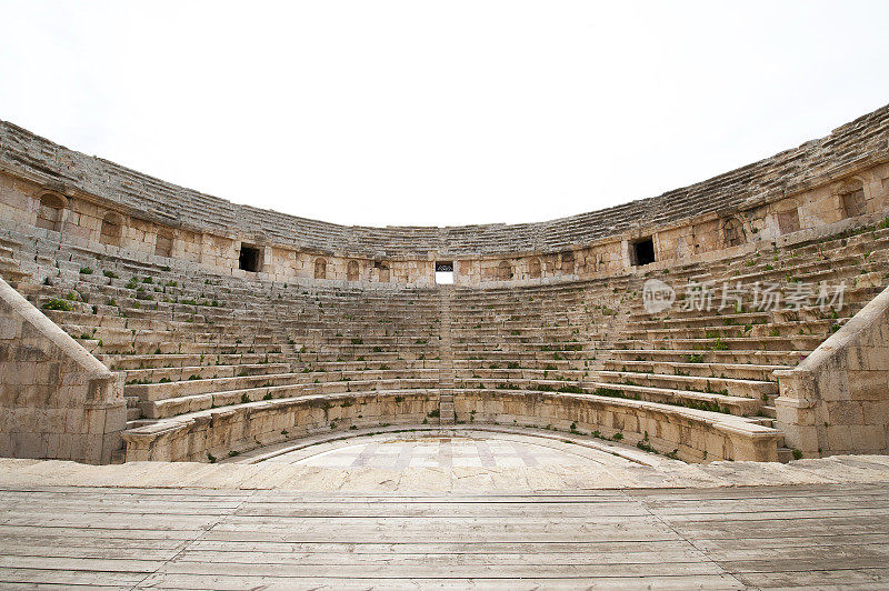 在圆形剧场的舞台上，贾拉什，或杰拉什古城，靠近约旦安曼