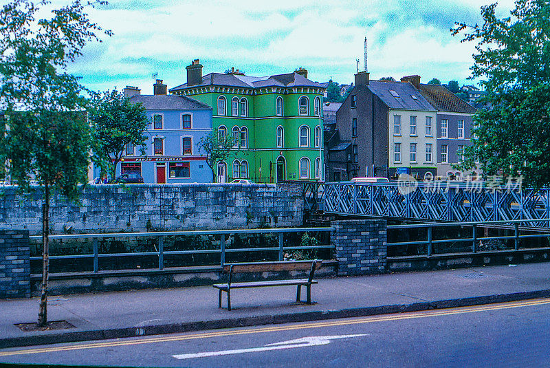 80年代旧正片扫描，爱尔兰科克郡科克市的街景