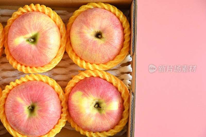 粉色背景的盒子里有漂亮的粉色苹果