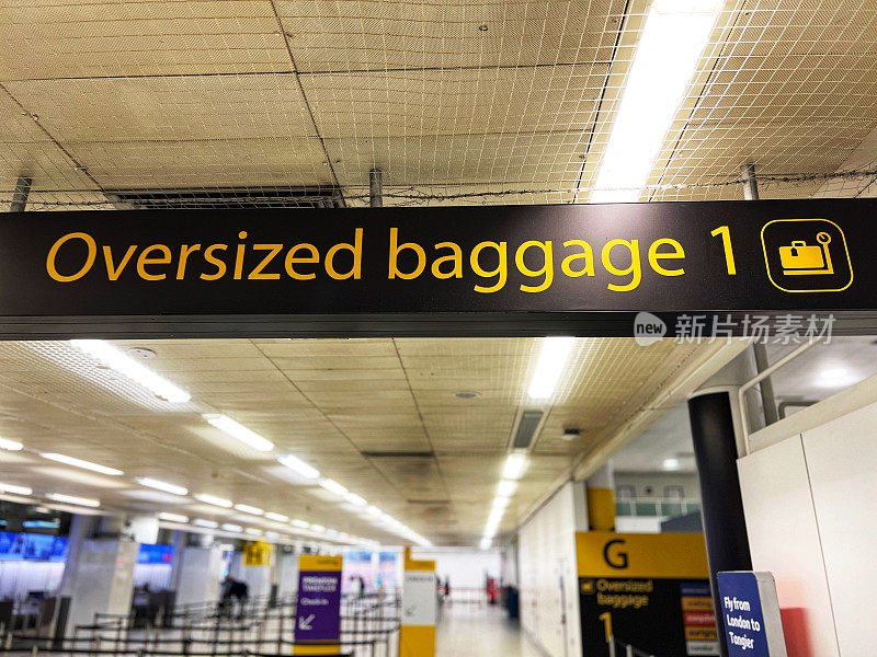 超大行李在机场候机楼