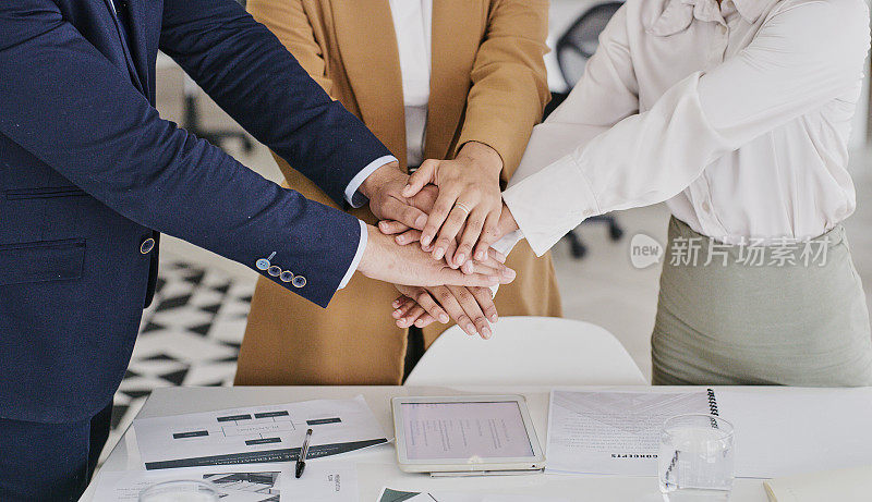商务人士，手与团结为团队合作，共同协作或在办公室达成信任协议。一群员工为团队战略、计划或项目协调而努力