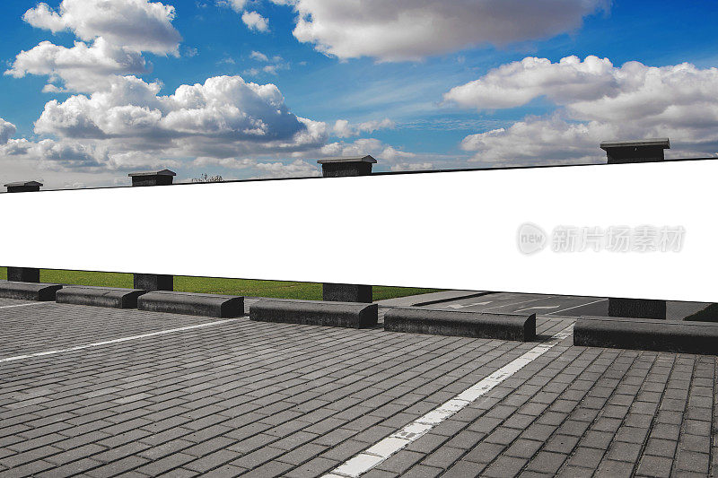 停车场的混凝土栅栏上固定着长长的白色空乙烯板