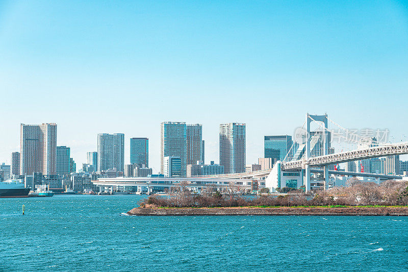 彩虹桥横跨东京湾，日本东京