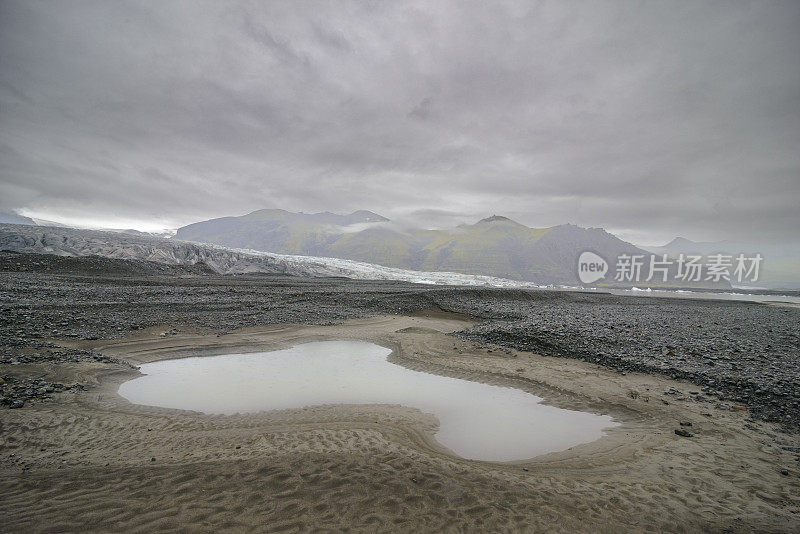 冰岛的Skaftafellsjokull冰川湖，黑白两色