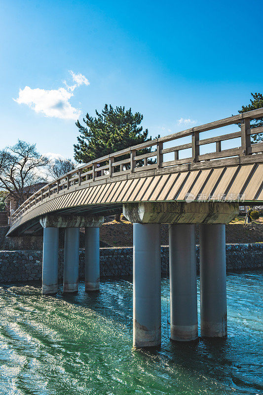 日本京都宇治河上的一座桥
