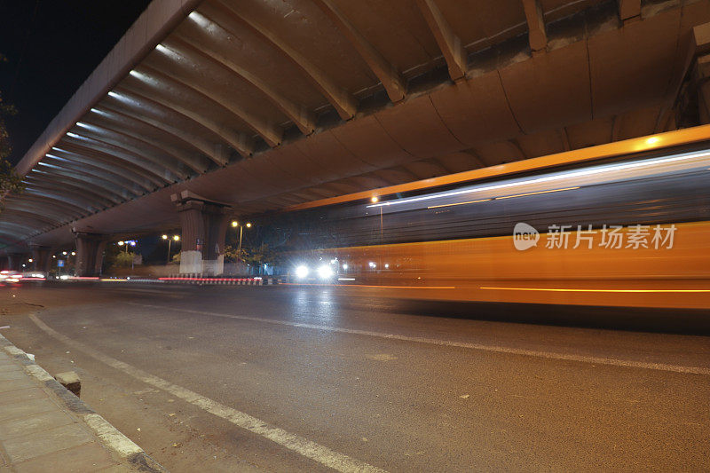 德里夜间的交通状况