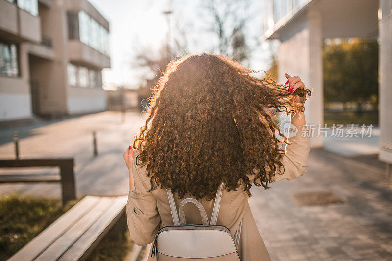 一个不认识的卷发女人在欣赏日落