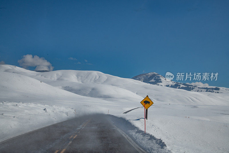 蒙大拿州，黄石拉马尔谷高速公路上厚厚的积雪和蒸汽