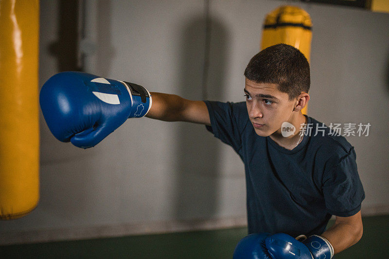 强壮的年轻自由搏击运动员正在拳击馆训练，为拳击比赛和拳击比赛做准备