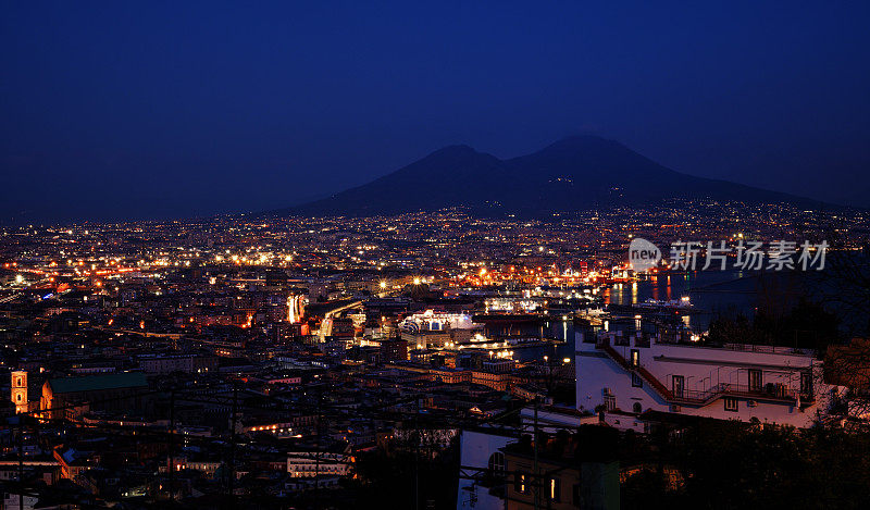 从山坡上看那不勒斯的夜景