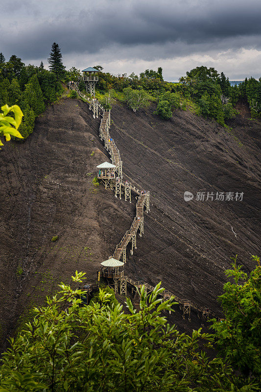 木制台阶通向一座小山