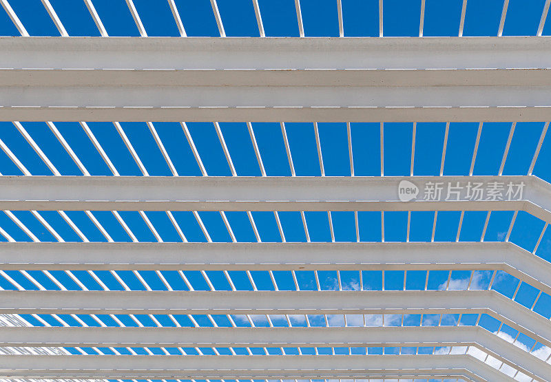 现代建筑屋顶网格的低角度视图