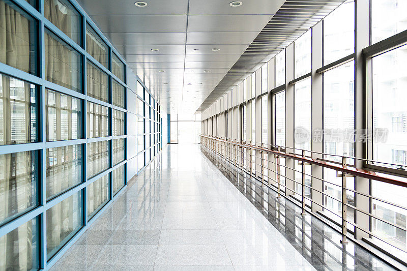 现代办公大楼的长走廊