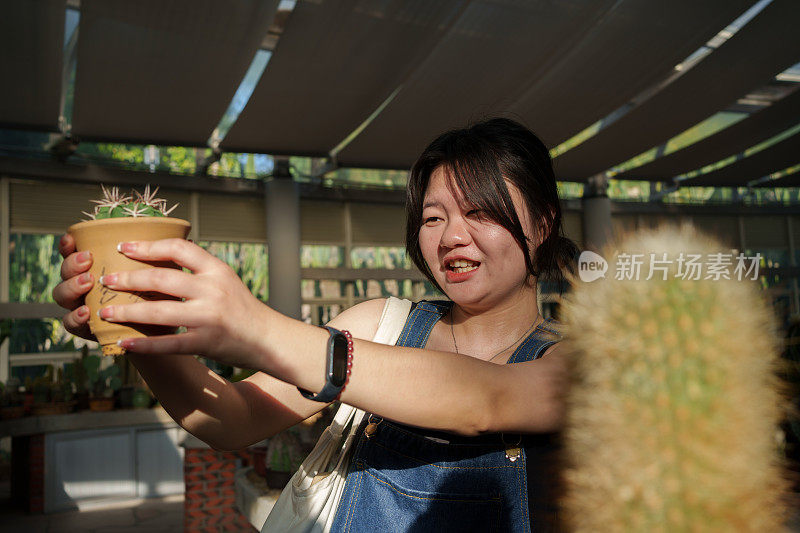 欣赏植物之美的女孩