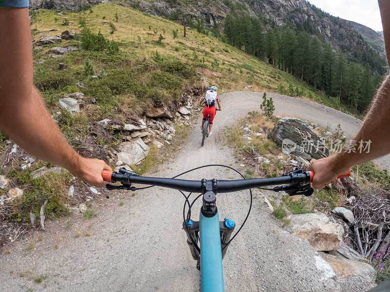 山地自行车手在瑞士阿尔卑斯山的土路上拍摄的视角