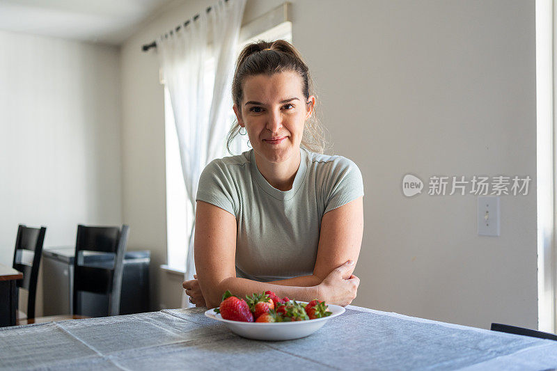 一位拉丁妇女正在家里吃一顿健康的饭