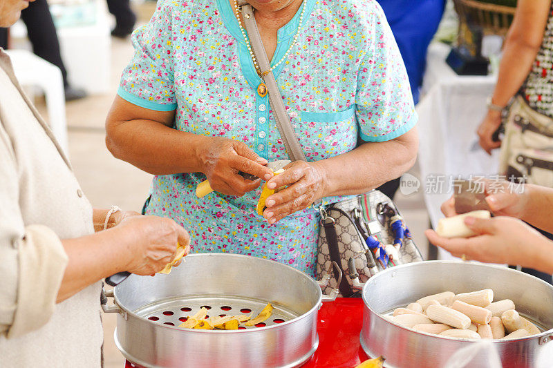 泰国妇女剥小香蕉做饭