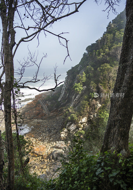 风景优美的岩石海岸线和海浪