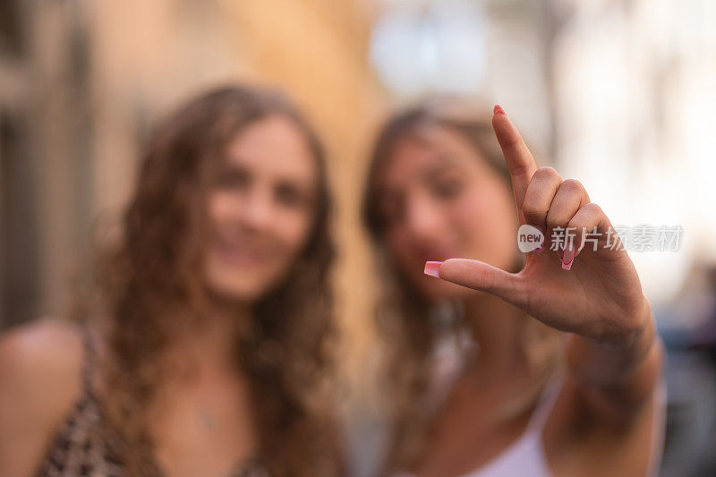 女性、朋友们拍自拍照是为了自拍、旅行或度假，从相机的角度来看。在网上或社交媒体上发帖。专注于手头。