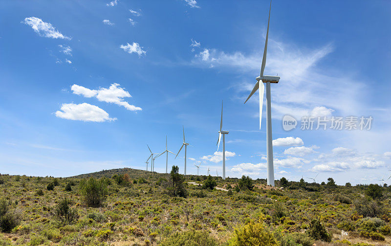 风力涡轮机在山区景观。风公园风力发电。Castellon风力发电场的风能。航空发电机和景观