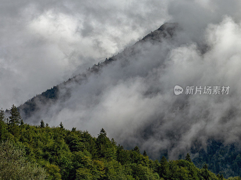 阿默高阿尔卑斯山脉的一座山，有壮观的云