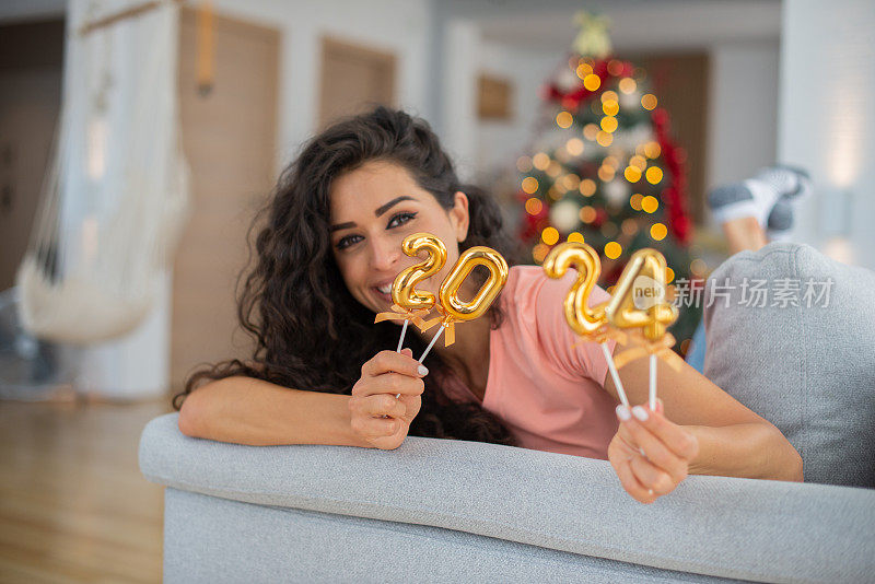 快乐女人庆祝圣诞节