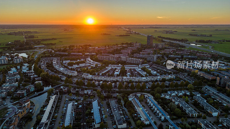 夕阳下阿默斯福特纽兰住宅区的航拍照片