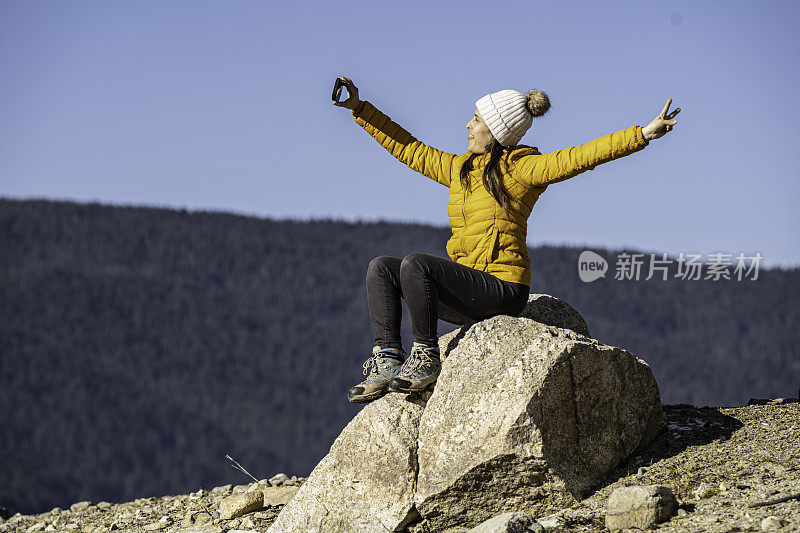 人与自然。湖边的女人。