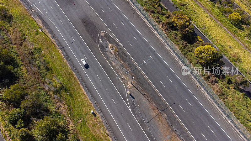 多车道高速公路鸟瞰图