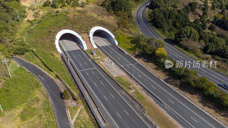 高速公路上的两条隧道